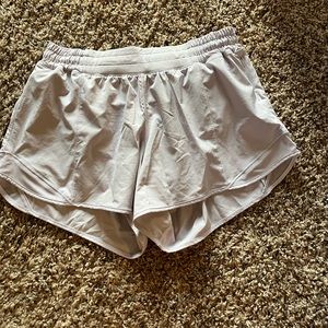 Lululemon 4" Hotty hot lavender dew